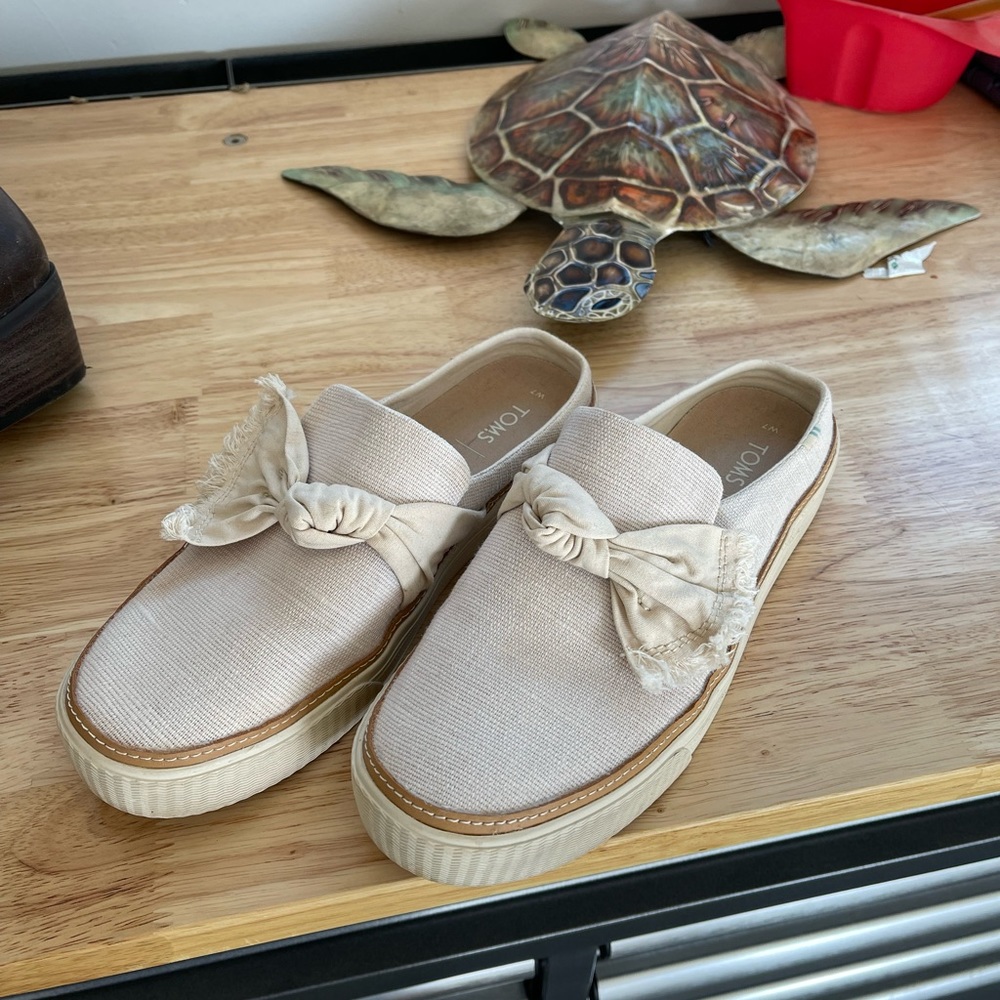 Toms slip on shoes like new